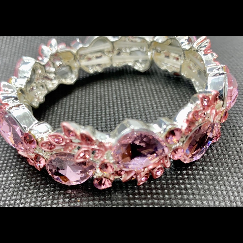 Light rose stretch crystal bracelet 🌹